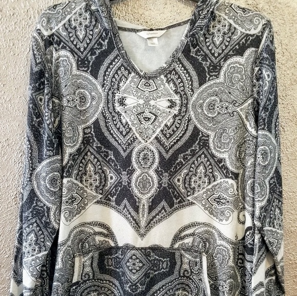 CJ Banks Tops - CJ Banks Top w/ Hood 💜 Plus Size 2X Very Pretty!